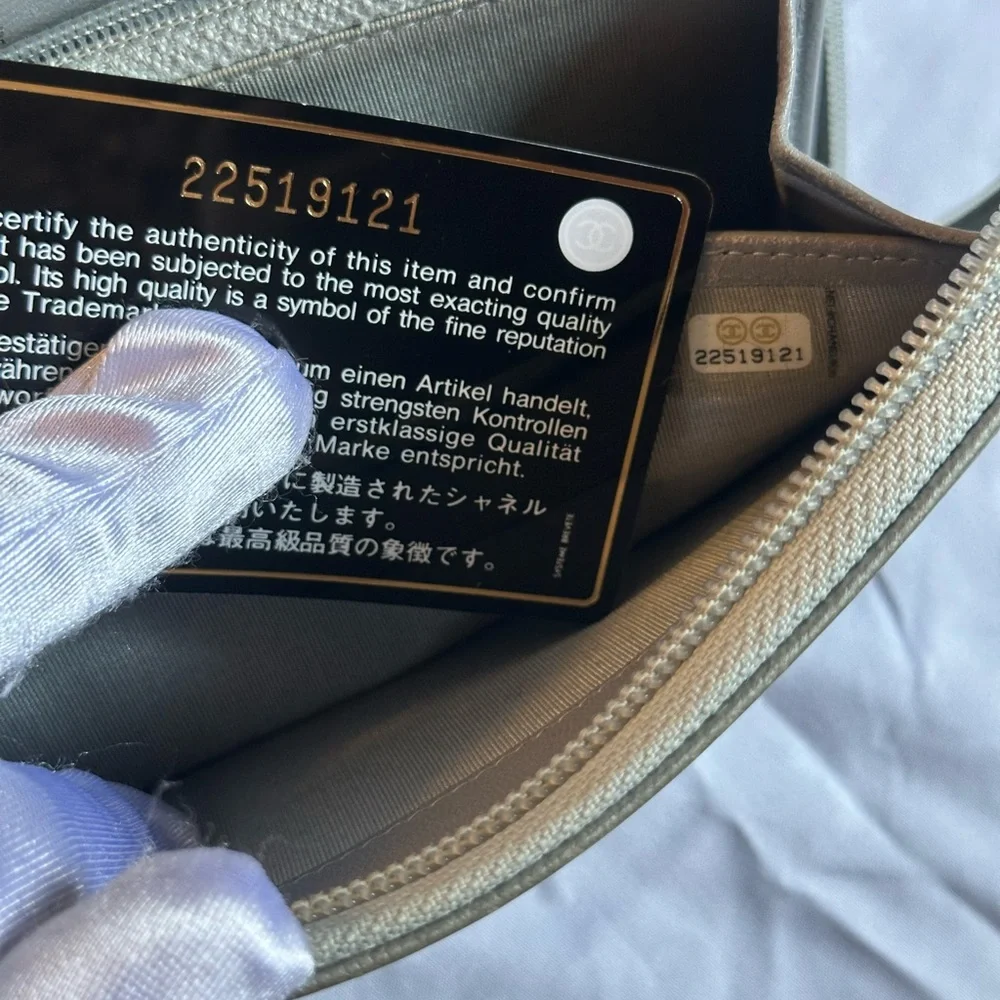 💯 Authentic Chanel Silver Chevron Quilted Zip Around Boy Wallet - Picture 12 of 16